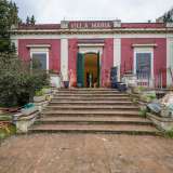 ... ci porta dinanzi al prospetto rosso della villa. L�edificio si sviluppa su un piano rialzato al quale si giunge attraverso una larga scala che conduce al ballatoio d�ingresso